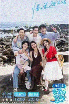 资讯配图，编辑在灯下整理片单手稿